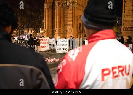 Barcelone, Espagne. 17th décembre 2022. Un homme portant un manteau péruvien participe au rassemblement à la mémoire des 20 personnes tuées au Pérou. Samedi 17 décembre à l'Arc de Triomphe de Barcelone, des dizaines de Péruviens ont fait un autel avec des photos, Fleurs et bougies à la mémoire des gens qui ont été tués dans les manifestations qui ont eu lieu pendant 10 jours dans le pays après le retrait de l'ancien président et la prise de pouvoir par Dina Boluarte. (Photo de Ximena Borrazas/SOPA Images/Sipa USA) crédit: SIPA USA/Alay Live News Banque D'Images