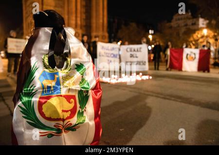 Barcelone, Espagne. 17th décembre 2022. Une femme enveloppée dans le drapeau péruvien chante une chanson traditionnelle pendant le rassemblement à la mémoire des 20 personnes tuées au Pérou. Samedi 17 décembre à l'Arc de Triomphe de Barcelone, des dizaines de Péruviens ont fait un autel avec des photos, Fleurs et bougies à la mémoire des gens qui ont été tués dans les manifestations qui ont eu lieu pendant 10 jours dans le pays après le retrait de l'ancien président et la prise de pouvoir par Dina Boluarte. (Photo de Ximena Borrazas/SOPA Images/Sipa USA) crédit: SIPA USA/Alay Live News Banque D'Images