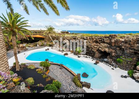 Grotte étonnante, piscine, auditorium naturel, lac salé conçu par Cesar Manrique dans le tunnel volcanique appelé Jameos del Agua à Lanzarote, îles Canaries Banque D'Images