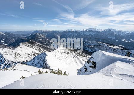 Vue depuis le sommet du Sonntagshorn en hiver, ski, sommet enneigé de la Hochgern à l'arrière, panorama sur la montagne, Alpes de Chiemgau, Bavière Banque D'Images