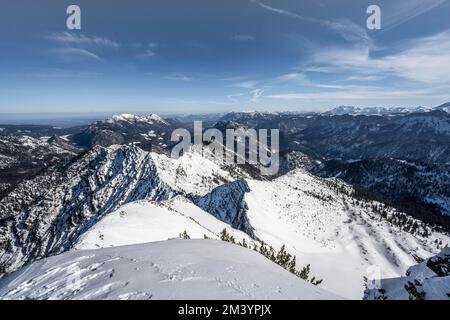 Vue depuis le sommet du Sonntagshorn en hiver, ski, sommet enneigé de la Hochgern à l'arrière, panorama sur la montagne, Alpes de Chiemgau, Bavière Banque D'Images