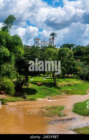 Rio das Almas avec l'Igreja de Nosso Senhor do Bonfim en arrière-plan, Pirenopolis, Goias, Brésil Banque D'Images