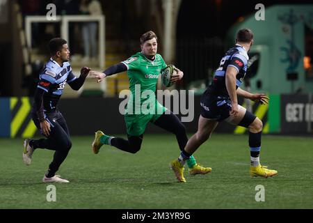 Newcastle, Royaume-Uni. 17th décembre 2022. Ben Stevenson de Newcastle Falcons a une course lors du match de la coupe européenne de rugby à XV entre Newcastle Falcons et Cardiff Blues à Kingston Park, Newcastle, le samedi 17th décembre 2022. (Credit: Chris Lishman | MI News) Credit: MI News & Sport /Alay Live News Banque D'Images