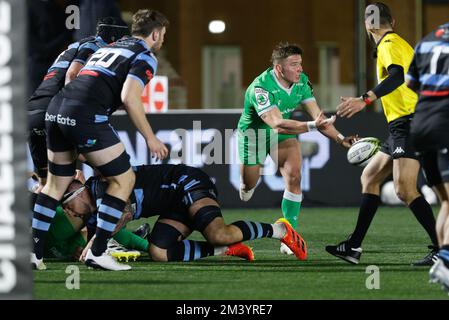 Newcastle, Royaume-Uni. 17th décembre 2022. Josh Barton de Newcastle Falcons passe de la base lors du match de la coupe européenne de rugby à XV entre Newcastle Falcons et Cardiff Blues à Kingston Park, Newcastle, le samedi 17th décembre 2022. (Credit: Chris Lishman | MI News) Credit: MI News & Sport /Alay Live News Banque D'Images