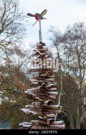 Farnham Common, Buckinghamshire, Royaume-Uni. 17th décembre 2022. Un arbre de Noël festif fait à partir de rondins à Burnham Beeches, Buckinghamshire. Un avertissement météo jaune en place ce soir pour la glace. Les températures sont, cependant, dues à la hausse substantielle demain suivi de fortes pluies. Crédit : Maureen McLean/Alay Live News Banque D'Images