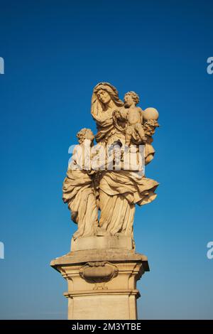 Statue de Saint-Jean Anne sur le pont Charles, Prague. République tchèque. Banque D'Images