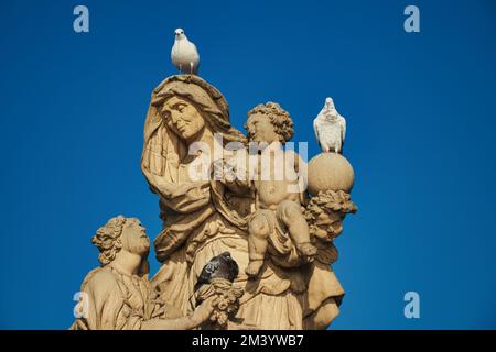 Statue de Saint-Jean Anne sur le pont Charles, Prague. République tchèque. Banque D'Images