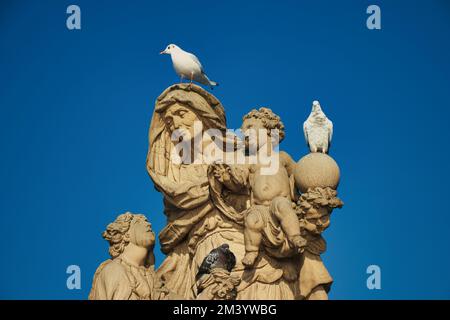 Statue de Saint-Jean Anne sur le pont Charles, Prague. République tchèque. Banque D'Images