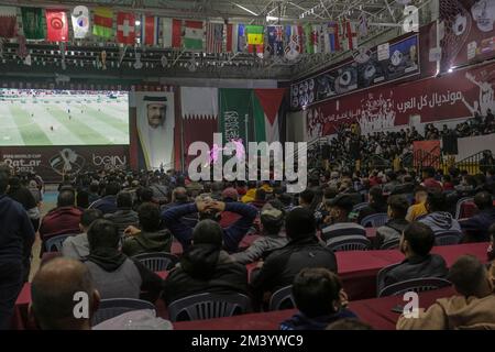 Gaza, Palestine. 17th décembre 2022. Les Palestiniens regardent la diffusion du match de la coupe du monde de 2022 entre le Maroc et la Croatie à Gaza. (Photo de Mahmoud Issa/SOPA Images/Sipa USA) crédit: SIPA USA/Alay Live News Banque D'Images