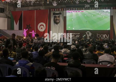 Gaza, Palestine. 17th décembre 2022. Les Palestiniens regardent la diffusion du match de la coupe du monde de 2022 entre le Maroc et la Croatie à Gaza. (Photo de Mahmoud Issa/SOPA Images/Sipa USA) crédit: SIPA USA/Alay Live News Banque D'Images