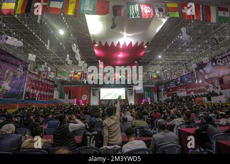 Gaza, Palestine. 17th décembre 2022. Les Palestiniens regardent la diffusion du match de la coupe du monde de 2022 entre le Maroc et la Croatie à Gaza. (Photo de Mahmoud Issa/SOPA Images/Sipa USA) crédit: SIPA USA/Alay Live News Banque D'Images