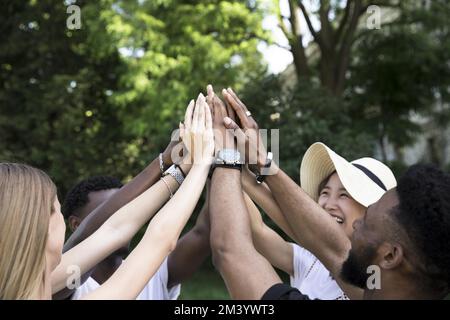 Vue de face amis interraciaux applaudissent Banque D'Images