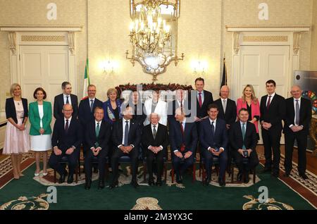 Le Président Higgins (au centre) présente aux nouveaux ministres leur Sceau du Cabinet. (De gauche à droite) le sénateur Pippa Hackett, ministre d’État responsable de l’utilisation des terres et de la biodiversité, Hildegarde Naughten, chef du gouvernement whip, ministre Simon Harris, ministre de l’enseignement supérieur et ministre de la Justice, ministre Roderic O’Gorman, ministre de l’enfance, ministre Catherine Martin, ministre des Arts, Médias et culture, ministre Norma Foley, ministre de l’éducation, ministre Darragh O’Brien, ministre du logement, Le ministre Charlie McConalogue, le ministre de l'Agriculture, le ministre Stephen Banque D'Images