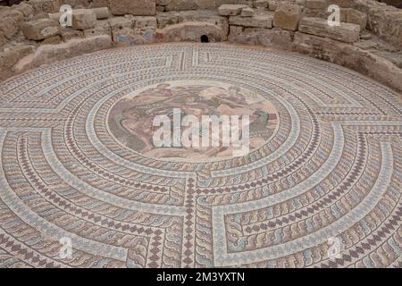 Mosaïque de sol, Theseus tue le Minotaur, Maison de Theseus, site d'excavation, parc archéologique, Old Paphos, Pafos, Chypre Banque D'Images
