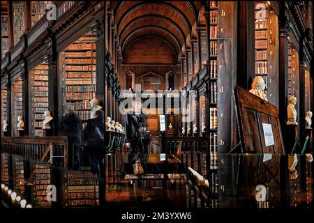 Ancienne bibliothèque du 18th siècle, visiteur entre les étagères et les bustes dans la salle longue, collage, exposition longue, Trinity College, Université de Banque D'Images