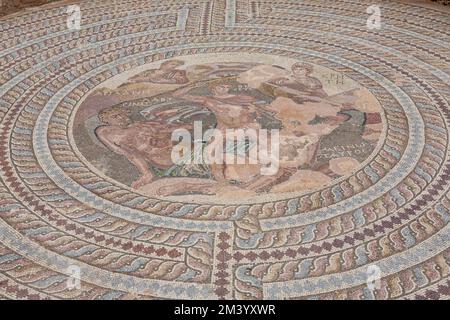 Mosaïque de sol, Theseus tue le Minotaur, Maison de Theseus, site d'excavation, parc archéologique, Old Paphos, Pafos, Chypre Banque D'Images