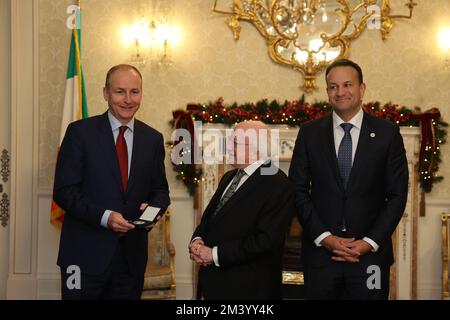 (De gauche à droite) Tanaiste Micheal Martin, le Président Michael D Higgins et Taoiseach Leo Varadkar à Aras an Uachtarain à Dublin, le Président présente les nouveaux ministres avec leur sceau de la fonction. Date de la photo: Samedi 17 décembre 2022. Banque D'Images