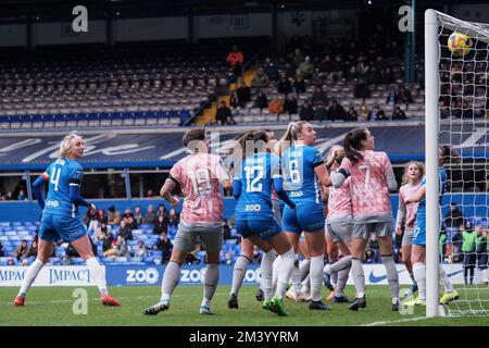 Birmingham, Royaume-Uni. 17th décembre 2022. Birmingham, Angleterre, 17 décembre 2022: Le ballon arrive au poste lors du match de football de la coupe continentale de la Ligue des femmes de la FA entre Birmingham City et Londres Lionesses à St Andrews à Birmingham, Angleterre (Natalie Mincher/SPP) Credit: SPP Sport Press photo. /Alamy Live News Banque D'Images