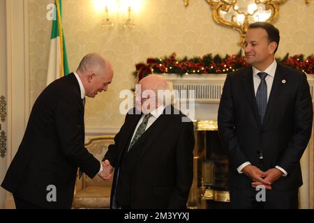 (De gauche à droite) Rossa Fanning, Procureur général , Président Michael D Higgins et Taoiseach Leo Varadkar à Aras an Uachtarain à Dublin alors que le Président présente les nouveaux ministres avec leur Sceau du pouvoir. Date de la photo: Samedi 17 décembre 2022. Banque D'Images