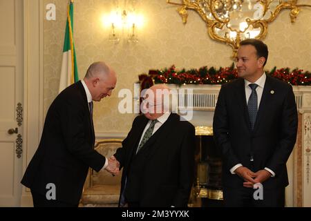 (De gauche à droite) Rossa Fanning, Procureur général , Président Michael D Higgins et Taoiseach Leo Varadkar à Aras an Uachtarain à Dublin alors que le Président présente les nouveaux ministres avec leur Sceau du pouvoir. Date de la photo: Samedi 17 décembre 2022. Banque D'Images