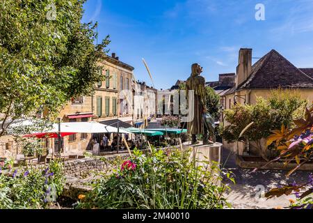 Statue de Cyrano de Bergerac dans la vieille ville de Bergerac, Périgord, Dordogne, Aquitaine, Nouvelle-Aquitaine, France, Europe Banque D'Images