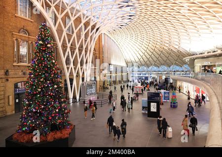 Gare de Kings Cross calme en raison de la poursuite des grèves ferroviaires, alors que 40000 travailleurs du rail sont en désaccord sur les salaires, les emplois et les conditions, à Londres, au Royaume-Uni Banque D'Images