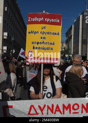 Athènes, Attika, Grèce. 17th décembre 2022. Manifestation à Athènes contre l'inflation et le nouveau budget du gouvernement. (Credit image: © George Panagakis/Pacific Press via ZUMA Press Wire) Banque D'Images