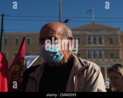 Athènes, Attika, Grèce. 17th décembre 2022. Manifestation à Athènes contre l'inflation et le nouveau budget du gouvernement. (Credit image: © George Panagakis/Pacific Press via ZUMA Press Wire) Banque D'Images