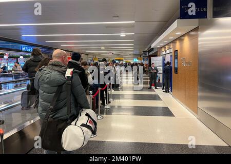 Queens, États-Unis. 11th décembre 2022. Les voyageurs attendent devant le Delta Sky Club dans le terminal 4 de l'aéroport JFK à New York le 11 décembre 2022. Depuis que les voyages aériens ont rebondi depuis la pandémie de COVID, de nombreux aéroports et salons de compagnies aériennes ont vu de longues files de passagers. (Photo de Samuel Rigelhaupt/Sipa USA) crédit: SIPA USA/Alay Live News Banque D'Images