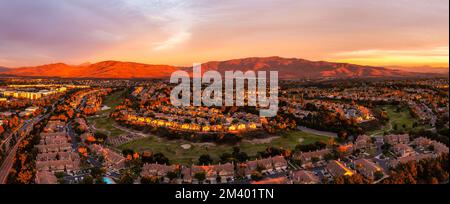 Maisons entourant un terrain de golf à Eastlake Chula Vista, tir de drone. Banque D'Images