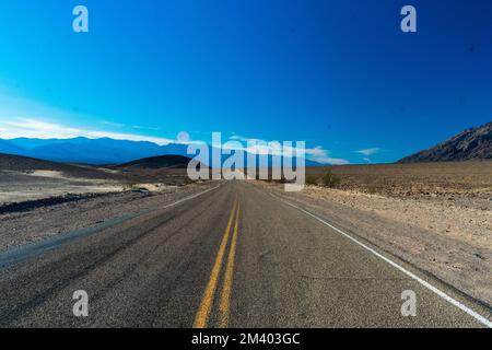 Route vide à travers le désert de Mojave, Californie, États-Unis Banque D'Images