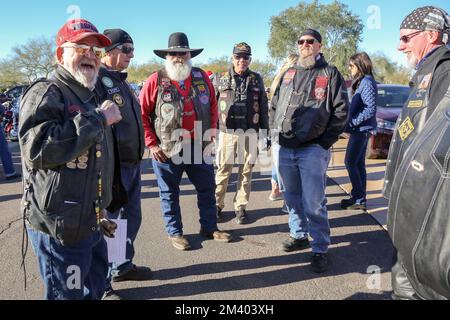 Un membre des Patriot Guard Riders s'est socialisé avant la cérémonie pour la journée nationale des serments à travers l'Amérique qui pose des couronnes de vacances pour honorer et se souvenir des anciens combattants et de nos héros countryÕs tombés au cimetière national de Phoenix, en Arizona, sur 17 décembre 2022. Des couronnes à travers l'Amérique coordonnent les cérémonies de pose de couronnes dans plus de 3 000 endroits aux États-Unis et à l'étranger à la même date et à la même heure dans tous les endroits pour coordonner avec celle du cimetière national d'Arlington. (Photo par: Alexandra Buxbaum/Sipa USA) crédit: SIPA USA/Alay Live News Banque D'Images