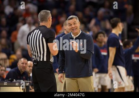 17 décembre 2022: Tony Bennett, entraîneur-chef des cavaliers de Virginie, interroge un appel lors du match de basket-ball de la NCAA entre les Cougars de Houston et les cavaliers de Virginie à l'arène John Paul Jones Charlottesville, va. Houston bat la Virginie 69 - 61. Jonathan Huff/CSM Banque D'Images