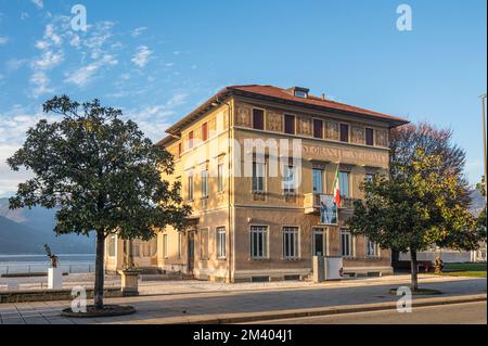 luino, Italie - 12-06-2022: Le magnifique Palazzo Verbania à Luino à l'heure d'or avec ciel bleu et nuages blancs Banque D'Images