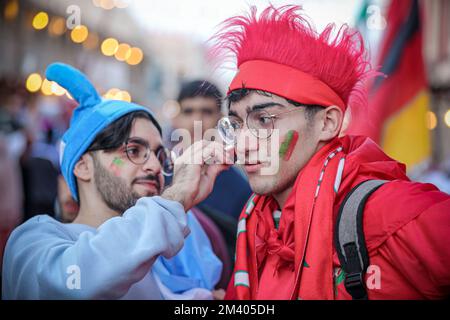 Doha, Qatar, Qatar. 17th décembre 2022. Les fans du Maroc à Doha, coupe du monde 2022. (Credit image: © Abed Alrahman Alkahlout/Quds Net News via ZUMA Press Wire) Banque D'Images
