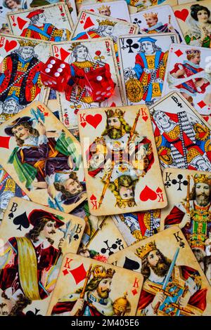 Anciennes cartes à jouer et Red Dice Still Life Banque D'Images