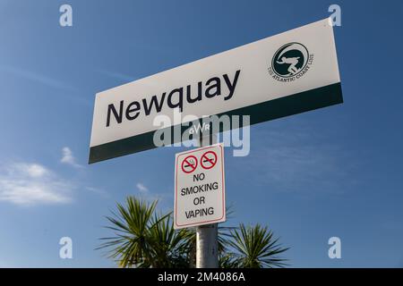 Signalisation de la gare de Newquay par GWR sous un ciel bleu clair, montrant la plate-forme et les détails de la gare à Cornwall, Royaume-Uni Banque D'Images