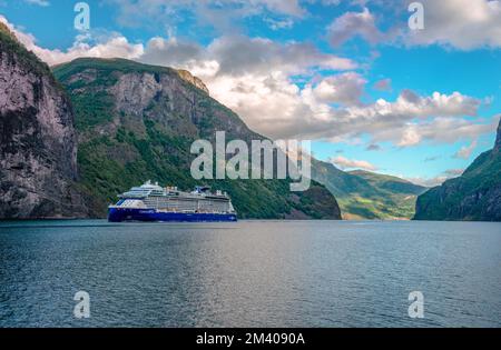 Aurlandsfjord, Norvège - 22 août 2022 : un bateau de croisière à Aurlandsfjord, au départ du principal Sognefjorden, le plus long fjord de Norvège. Banque D'Images