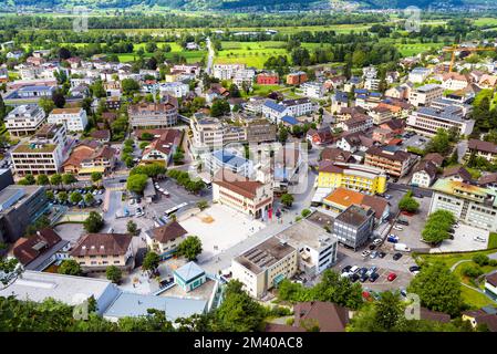 Vue aérienne de Vaduz, Liechtenstein, Europe. Panorama des bâtiments et des rues de la ville pris d'en haut, paysage urbain du Liechtenstein en été. Elles Banque D'Images