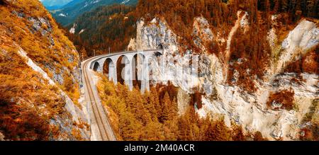 Landwasser Viaduct en automne, Suisse. Vue panoramique sur le chemin de fer en montagne, paysage alpin en automne. Décor de pont de chemin de fer à l'avant Banque D'Images