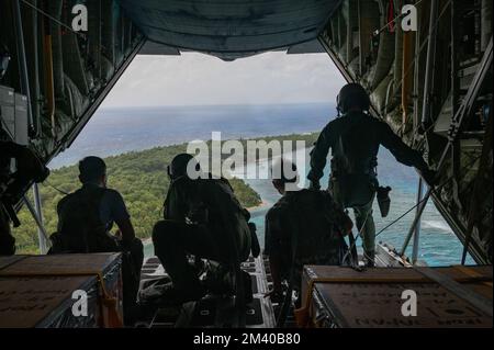 Île RUO, États fédérés de Micronésie. 06 décembre 2022. L'avionneur de l'armée de l'air américaine et japonaise dépose un paquet de la rampe d'un avion Hercules C-130H JASDF lors de l'opération Christmas Drop 2022, 6 décembre 2022, dans l'île du RUO, FSM. L'opération Christmas Drop est la plus ancienne mission humanitaire et de secours en cas de catastrophe qui livre 71 000 livres de nourriture, de cadeaux et de fournitures pour aider les communautés insulaires éloignées du Pacifique Sud. Crédit : A1c Allison Martin/US Airforce photo/Alay Live News Banque D'Images