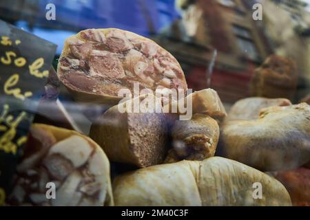 Bucarest, Roumanie - 16 décembre 2022: Marché alimentaire "produits de Noël roumains à Bucarest" ouvert au public dans la cour du Ministère de Banque D'Images