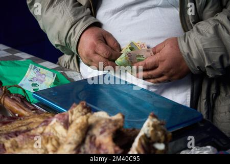 Bucarest, Roumanie - 16 décembre 2022: Marché alimentaire "produits de Noël roumains à Bucarest" ouvert au public dans la cour du Ministère de Banque D'Images