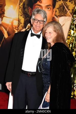 LOS ANGELES, CALIFORNIE - DÉCEMBRE 15: (G-D) Eric Roberts et Eliza Roberts assistent à la première projection mondiale de 'Babylone' à l'Academy Museum of Mot Banque D'Images