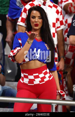 Ivana Knoll, fan de Croatie, se présente lors du troisième match de la coupe du monde de la FIFA 2022 au stade international de Khalifa à Doha, au Qatar, sur 17 décembre 2022. Photo de Chris Brunskill/UPI Banque D'Images