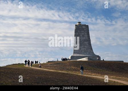 Le monument commémoratif national des frères Wright marque le 17 décembre 1903 l'emplacement du premier vol à Kill Devil Hills sur les rives extérieures de la Caroline du Nord Banque D'Images