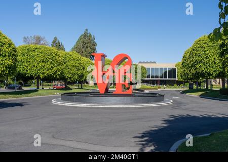 Robert Indiana's LOVE sculpture devant le siège du Panda Restaurant Group à Pasadena, CA, États-Unis Banque D'Images