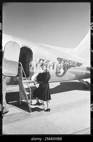 Femme portant un manteau de fourrure et un sombrero à bord d'un avion de Pan American-Grace Airways (Panagra) se dirigeant vers Buenos Aires, Argentine, Toni Frissell, Antoinette Frissell Bacon, Antoinette Frissell Banque D'Images