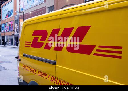 Toronto, ON, Canada – 17 décembre 2022: View at the sign of DHL est une société de logistique allemande, fondée aux États-Unis, qui fournit des services de messagerie et de livraison de colis Banque D'Images