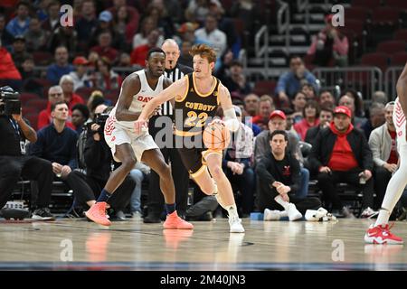 Chicago, Illinois, États-Unis. 17th décembre 2022. Les cow-boys du Wyoming gardent Kenny Foster (22) en action pendant le match de basketball de la NCAA entre Dayton et Wyoming au United Center de Chicago, Illinois. Dean Reid/CSM/Alamy Live News Banque D'Images